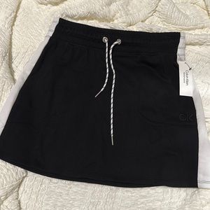 NWT Calvin Klein performance skirt. Black and white. Size small.